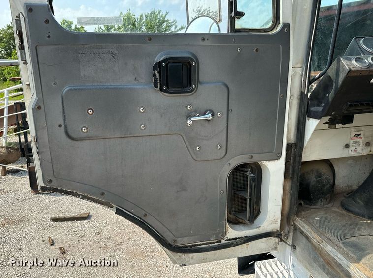 image for item LG9247 2003 Mack MR  roll-off container truck