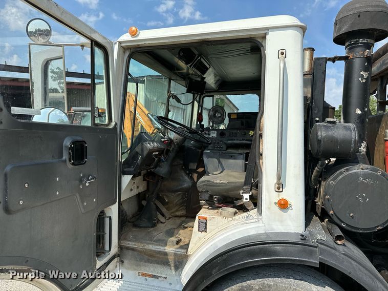 image for item LG9247 2003 Mack MR  roll-off container truck