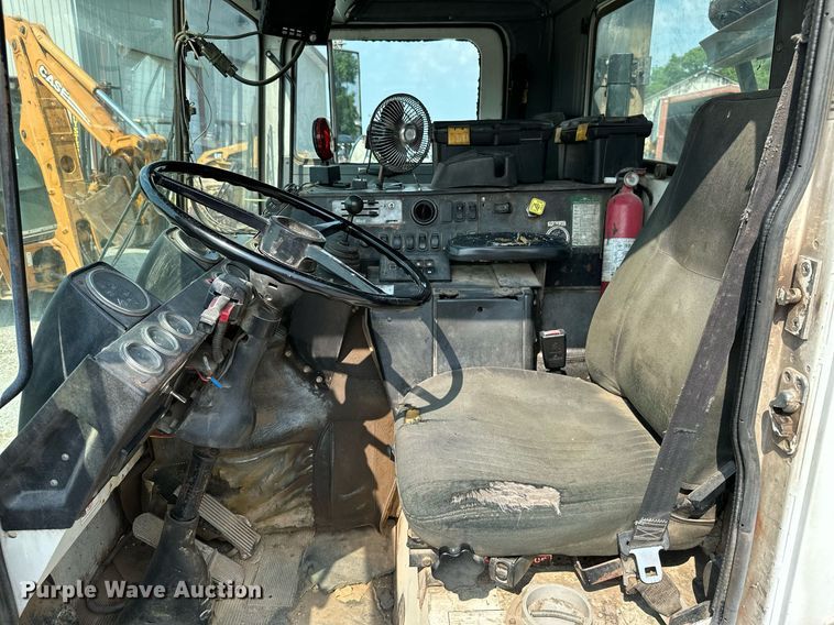 image for item LG9247 2003 Mack MR  roll-off container truck