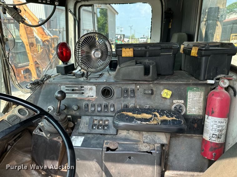 image for item LG9247 2003 Mack MR  roll-off container truck