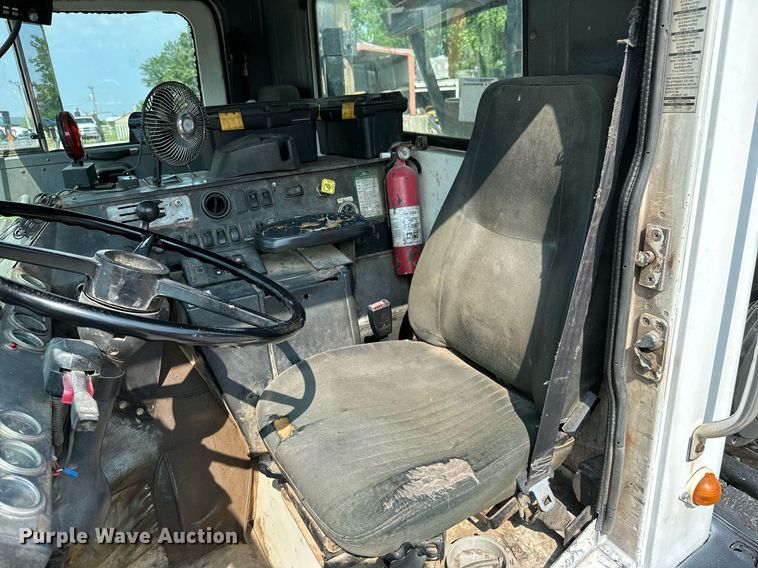 image for item LG9247 2003 Mack MR  roll-off container truck