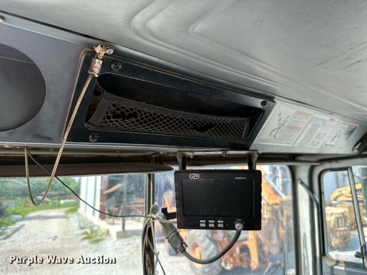 image for item LG9247 2003 Mack MR  roll-off container truck