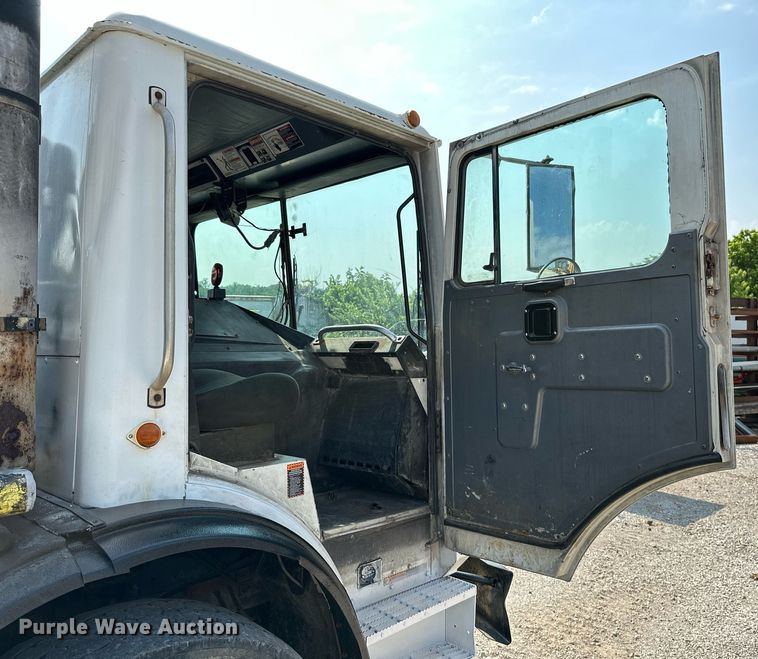 image for item LG9247 2003 Mack MR  roll-off container truck