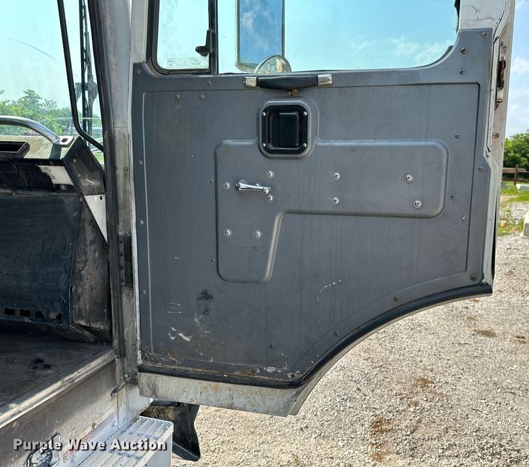 image for item LG9247 2003 Mack MR  roll-off container truck