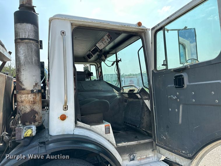 image for item LG9247 2003 Mack MR  roll-off container truck