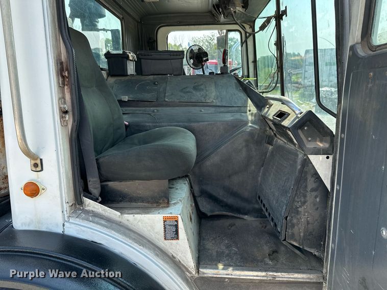 image for item LG9247 2003 Mack MR  roll-off container truck