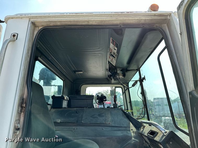 image for item LG9247 2003 Mack MR  roll-off container truck