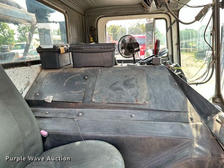 image for item LG9247 2003 Mack MR  roll-off container truck