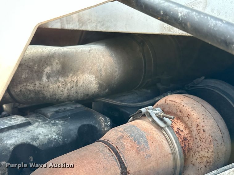 image for item LG9247 2003 Mack MR  roll-off container truck