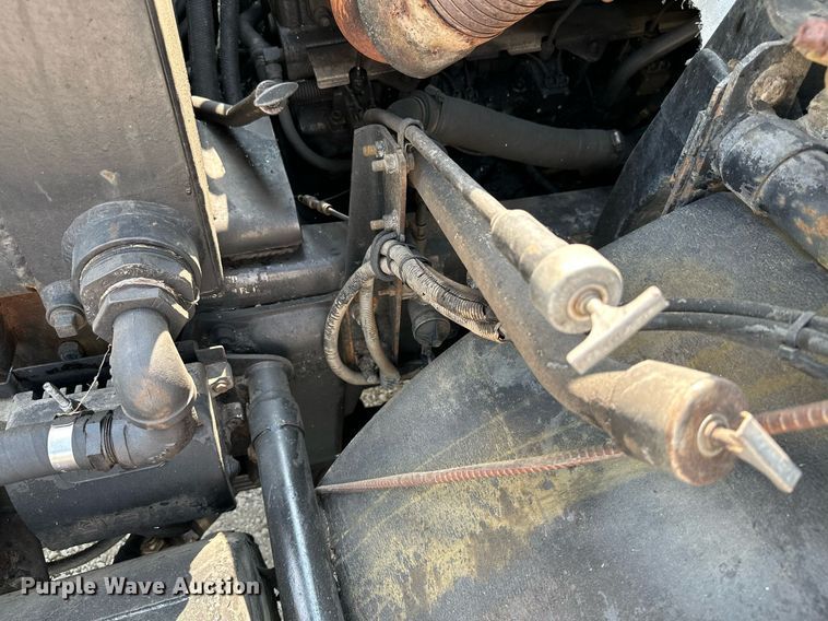 image for item LG9247 2003 Mack MR  roll-off container truck