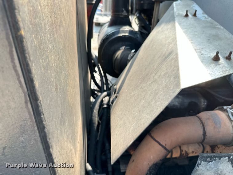 image for item LG9247 2003 Mack MR  roll-off container truck