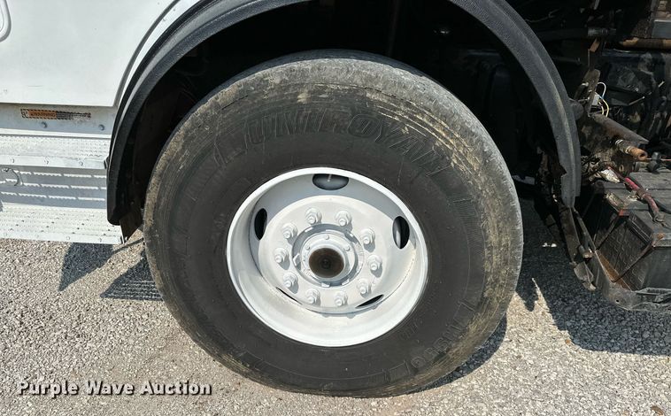 image for item LG9247 2003 Mack MR  roll-off container truck