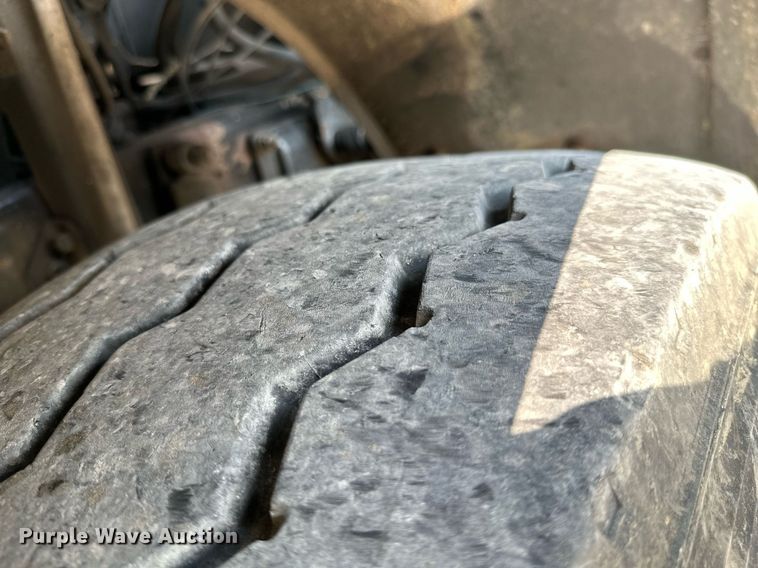 image for item LG9247 2003 Mack MR  roll-off container truck