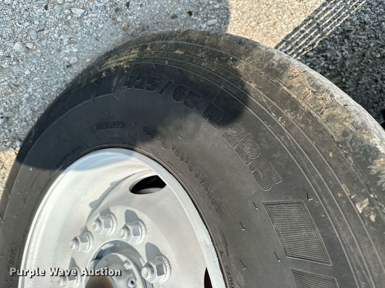 image for item LG9247 2003 Mack MR  roll-off container truck