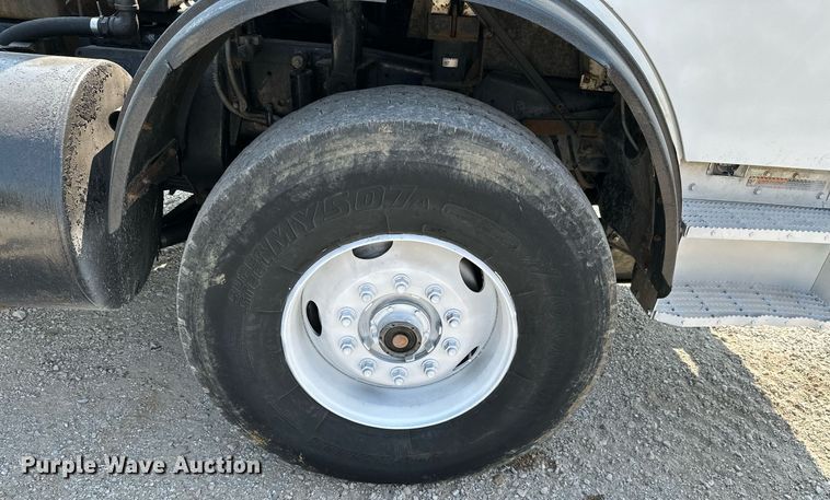 image for item LG9247 2003 Mack MR  roll-off container truck