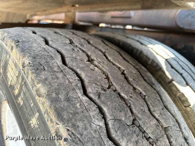 image for item LG9247 2003 Mack MR  roll-off container truck