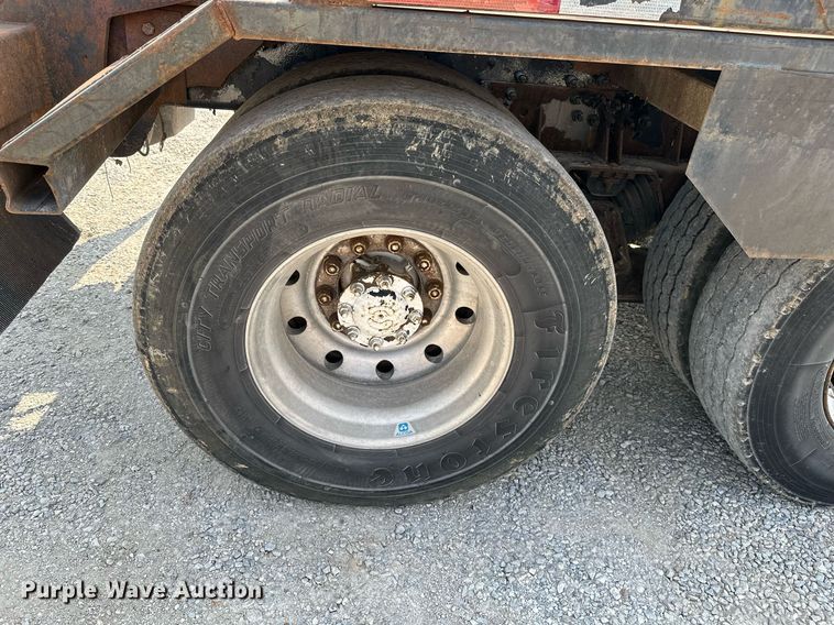 image for item LG9247 2003 Mack MR  roll-off container truck