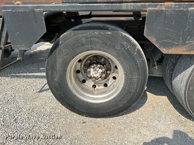 image for item LG9247 2003 Mack MR  roll-off container truck