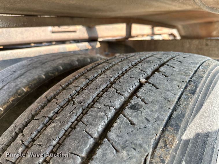 image for item LG9247 2003 Mack MR  roll-off container truck