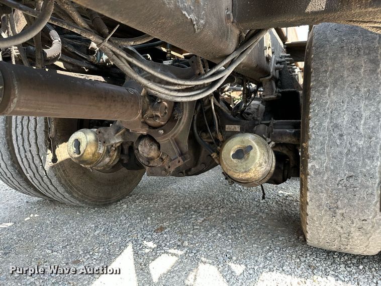 image for item LG9247 2003 Mack MR  roll-off container truck