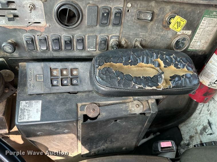 image for item LG9247 2003 Mack MR  roll-off container truck