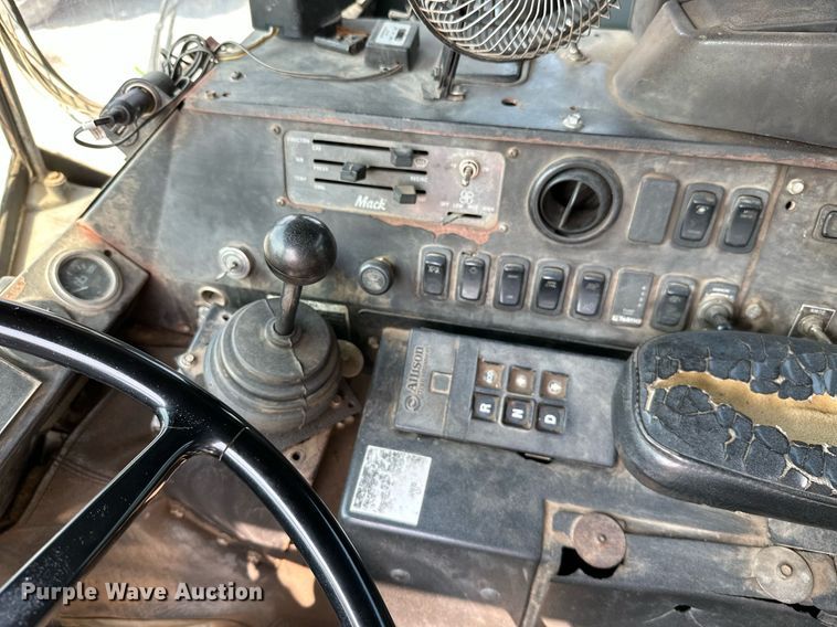 image for item LG9247 2003 Mack MR  roll-off container truck