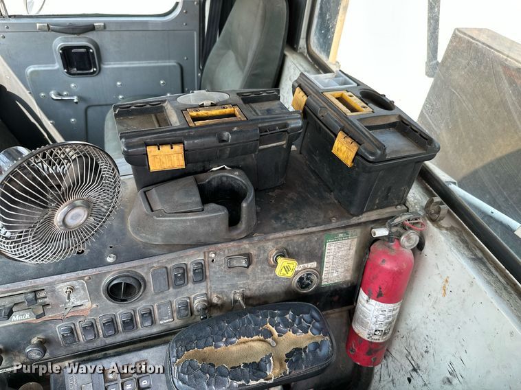 image for item LG9247 2003 Mack MR  roll-off container truck