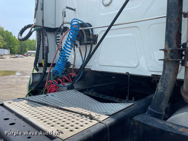 image for item LJ9674 2015 International ProStar Plus 122  semi truck