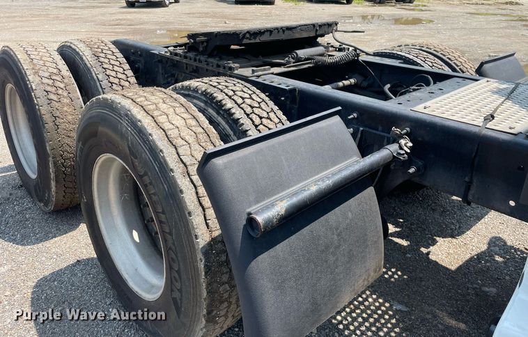 image for item LJ9674 2015 International ProStar Plus 122  semi truck