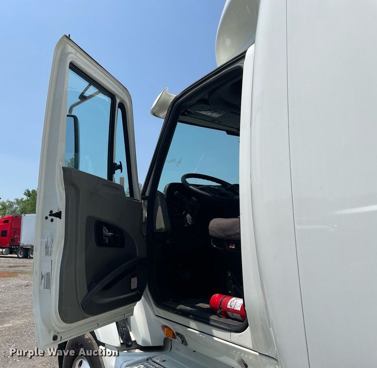 image for item LJ9674 2015 International ProStar Plus 122  semi truck