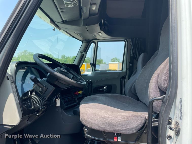 image for item LJ9674 2015 International ProStar Plus 122  semi truck