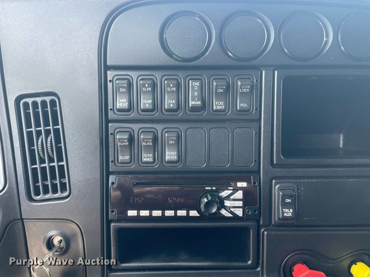 image for item LJ9674 2015 International ProStar Plus 122  semi truck