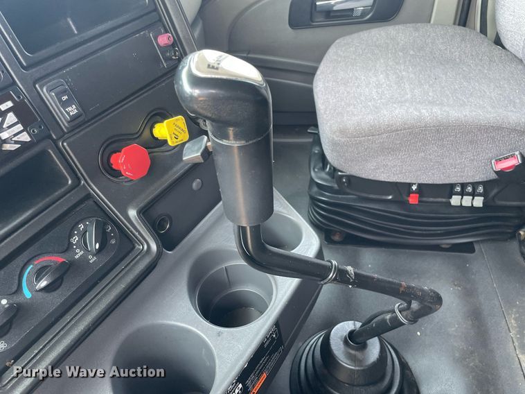 image for item LJ9674 2015 International ProStar Plus 122  semi truck