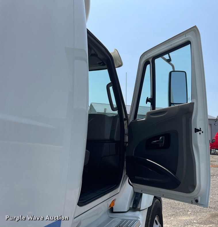 image for item LJ9674 2015 International ProStar Plus 122  semi truck