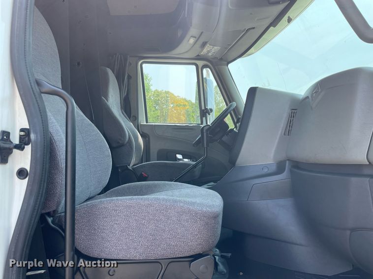 image for item LJ9674 2015 International ProStar Plus 122  semi truck