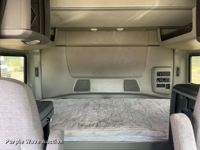 image for item LJ9674 2015 International ProStar Plus 122  semi truck