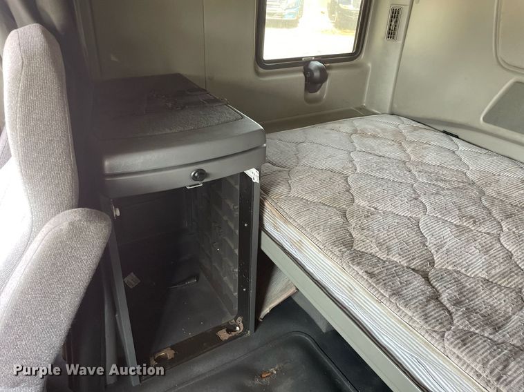 image for item LJ9674 2015 International ProStar Plus 122  semi truck