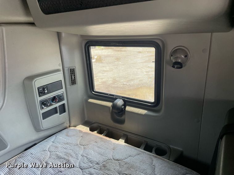 image for item LJ9674 2015 International ProStar Plus 122  semi truck