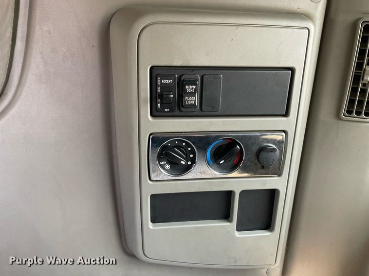 image for item LJ9674 2015 International ProStar Plus 122  semi truck