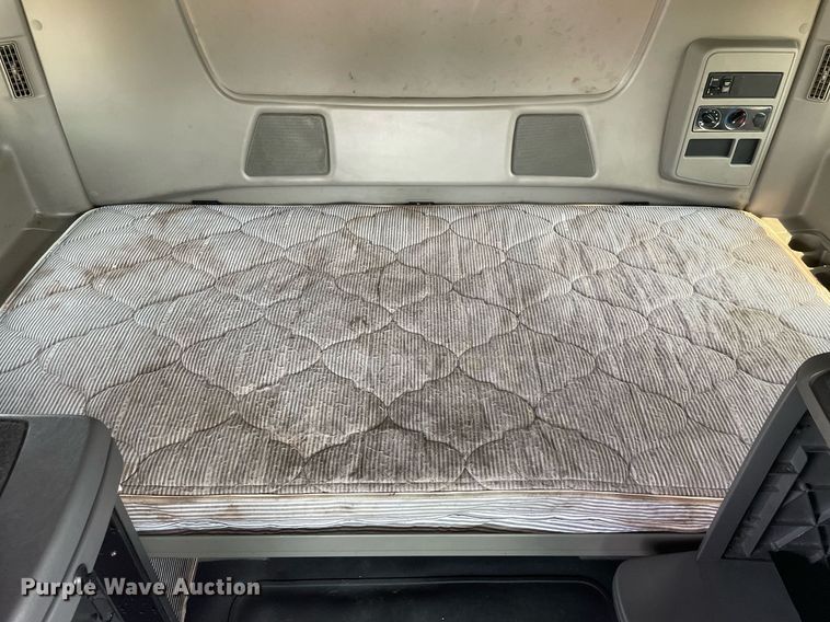 image for item LJ9674 2015 International ProStar Plus 122  semi truck