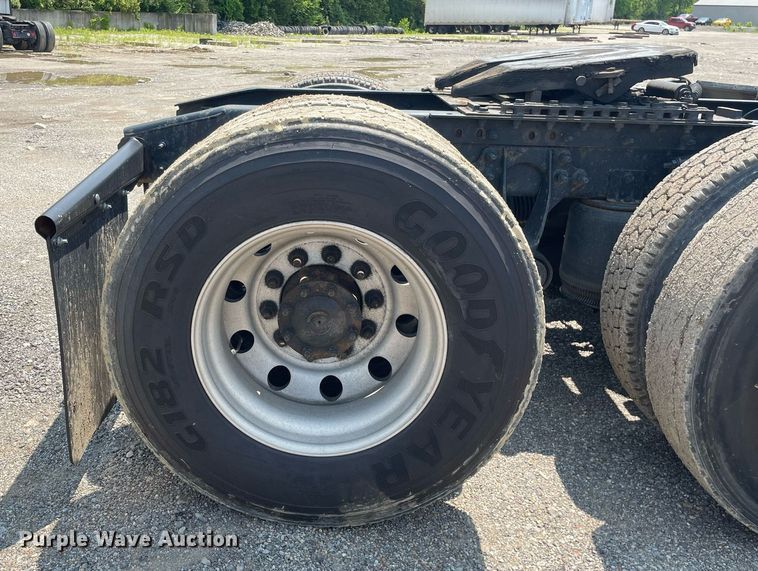 image for item LJ9674 2015 International ProStar Plus 122  semi truck