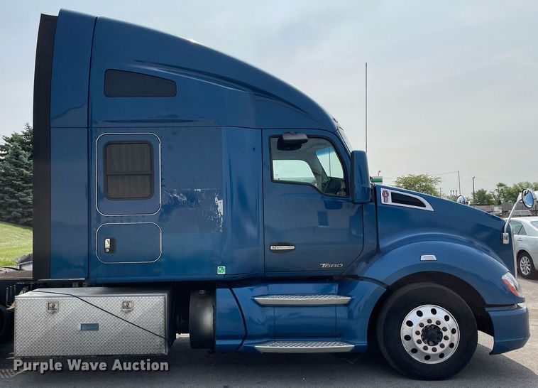 image for item LJ9677 2016 Kenworth T680  semi truck