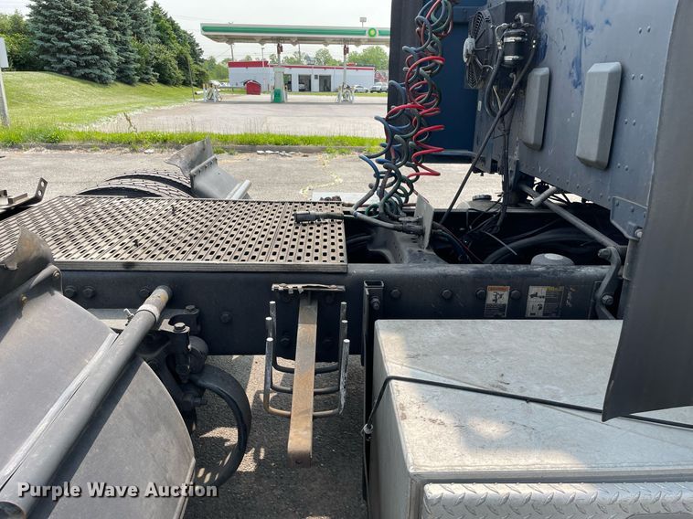 image for item LJ9677 2016 Kenworth T680  semi truck