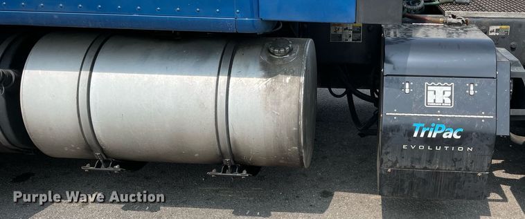 image for item LJ9677 2016 Kenworth T680  semi truck