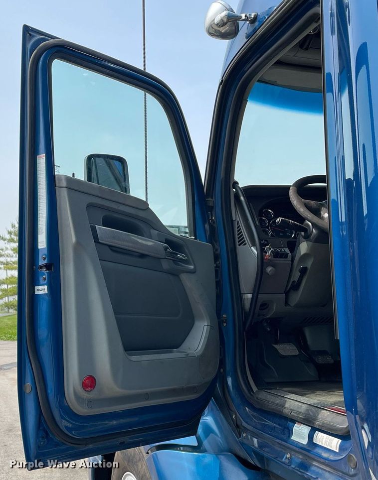 image for item LJ9677 2016 Kenworth T680  semi truck