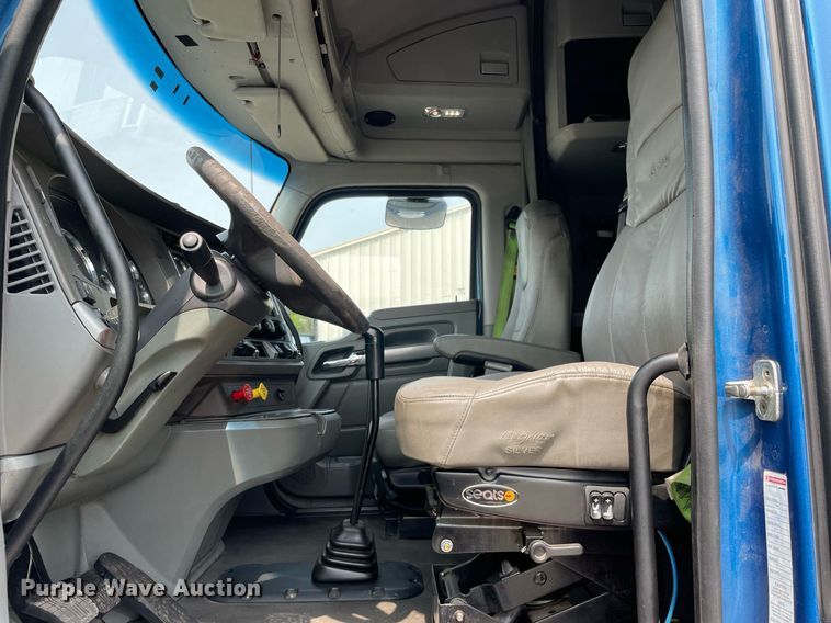 image for item LJ9677 2016 Kenworth T680  semi truck