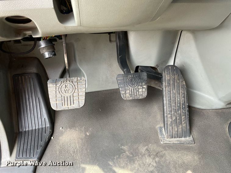 image for item LJ9677 2016 Kenworth T680  semi truck