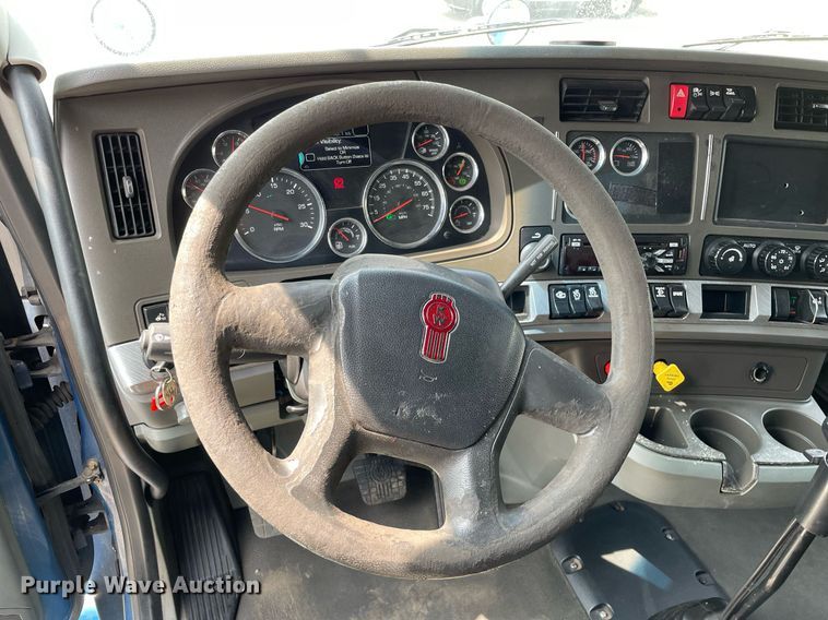 image for item LJ9677 2016 Kenworth T680  semi truck