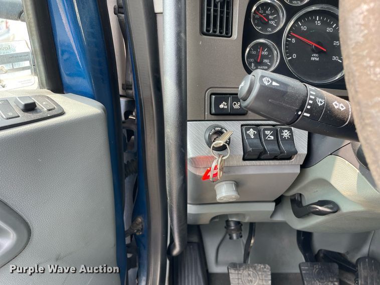 image for item LJ9677 2016 Kenworth T680  semi truck