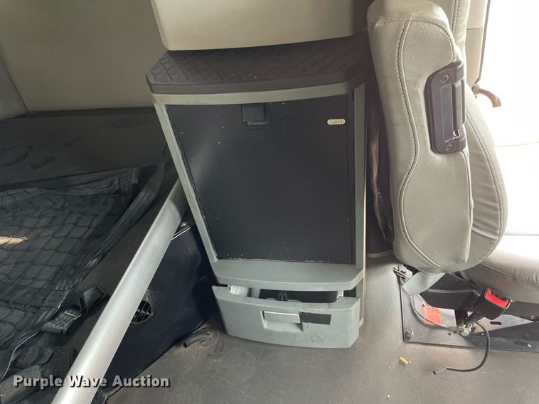 image for item LJ9677 2016 Kenworth T680  semi truck